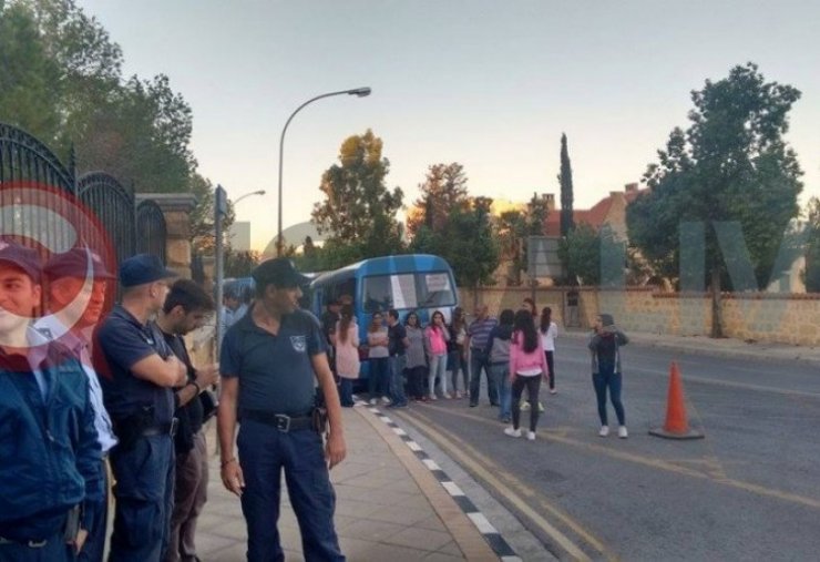 Προεδρικό: Ρυμουλκά πήγαν να σηκώσουν τα λεωφορεία [εικόνες]