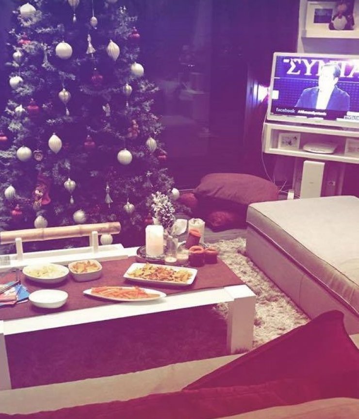 Δείτε για πρώτη φορά το στολισμένο σαλόνι ζευγαριού της κυπριακής showbiz!