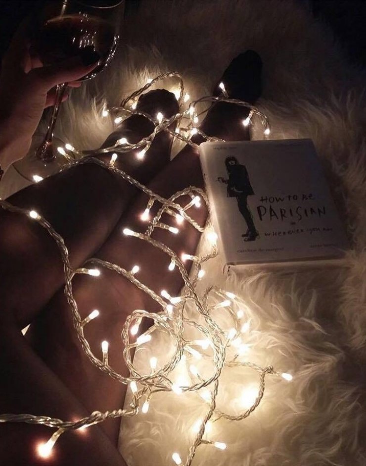 Επώνυμη Κύπρια φοράει μόνο… χριστουγεννιάτικα λαμπάκια!