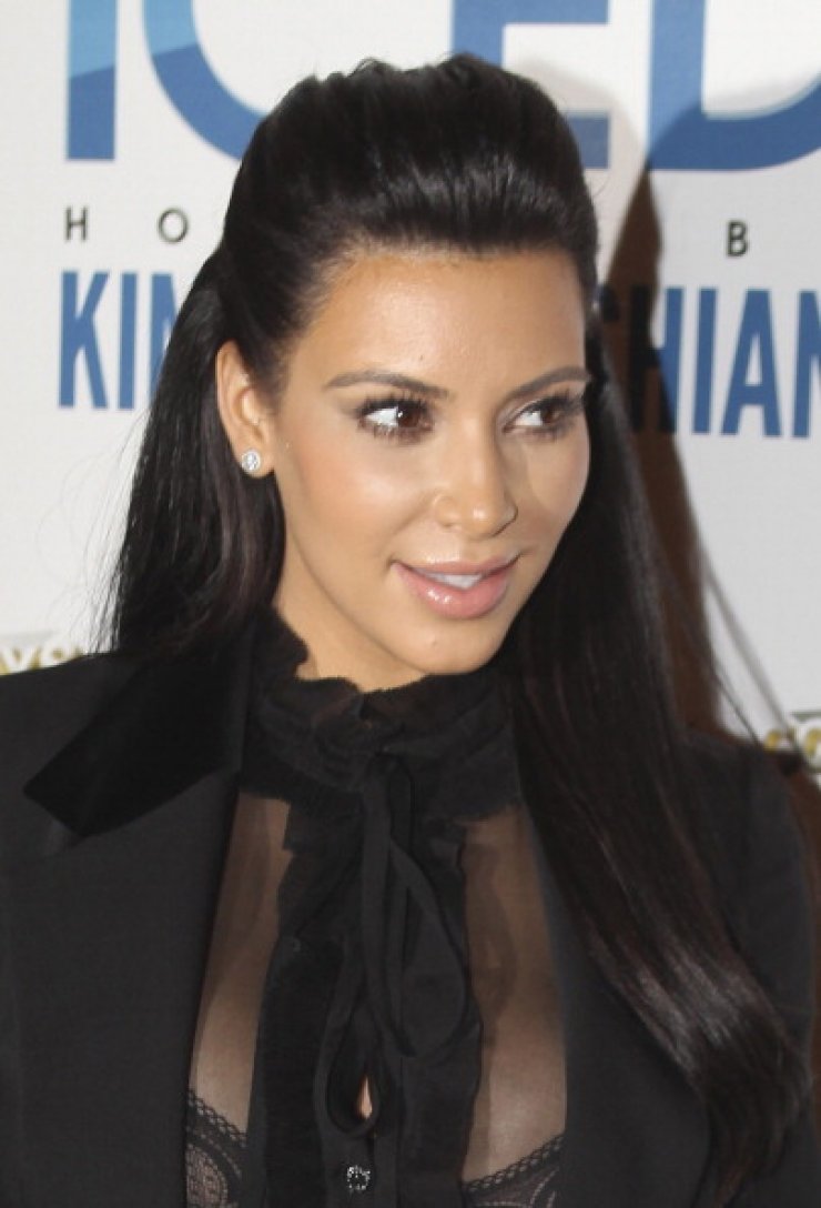 Κim Kardashian: απλώνει στα πόδια της μητρικό γάλα της αδελφής της