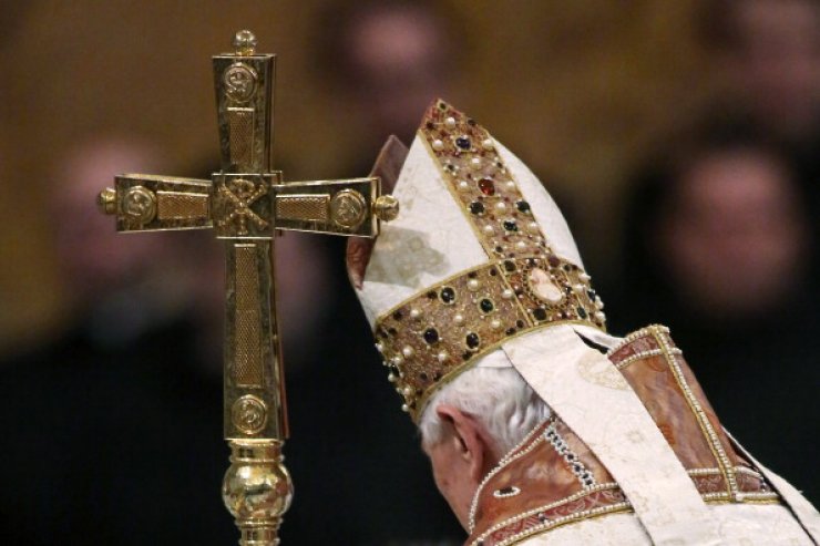 Σκάνδαλα και σκιές στη θητεία του Πάπα