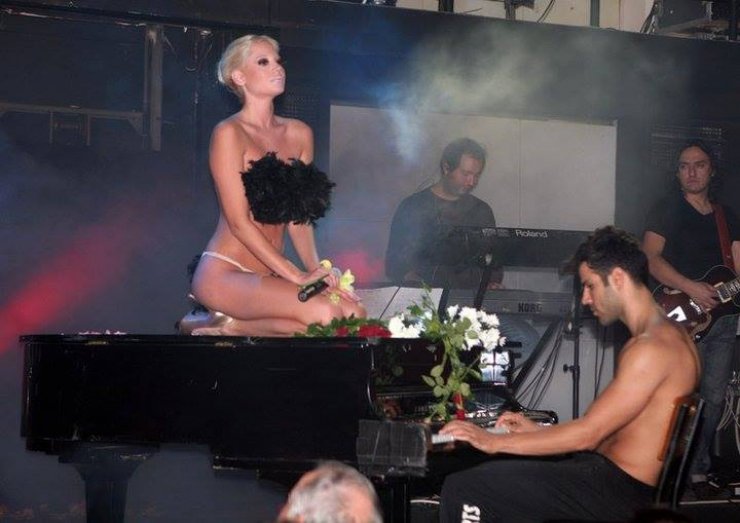 Τζούλια Αλεξανδράτου: Η συνταξιούχα πορνοστάρ… η σαμπάνια και το πτυχίο