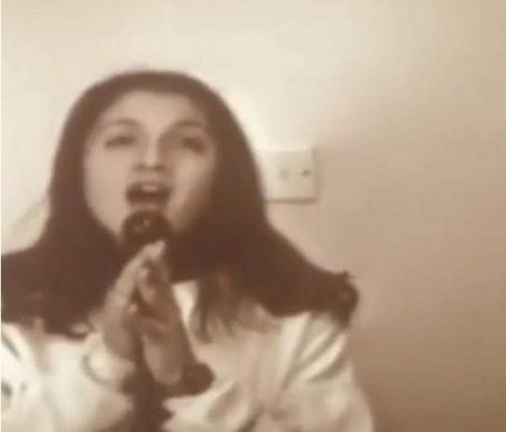 Την αναγνωρίζετε; Πασίγνωστη Kύπρια τραγουδίστρια με μικρόφωνο στα 12 της