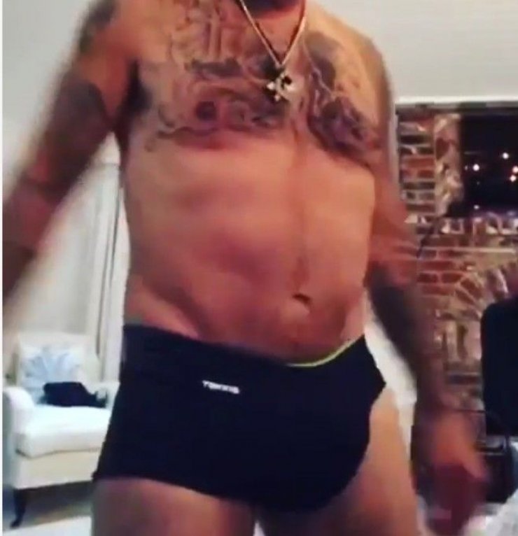 Τρελό γέλιο: Πασίγνωστος Κύπριος χορεύει φορώντας το εσώρουχο του και έχοντας φουσκωμένα τα επίμαχα