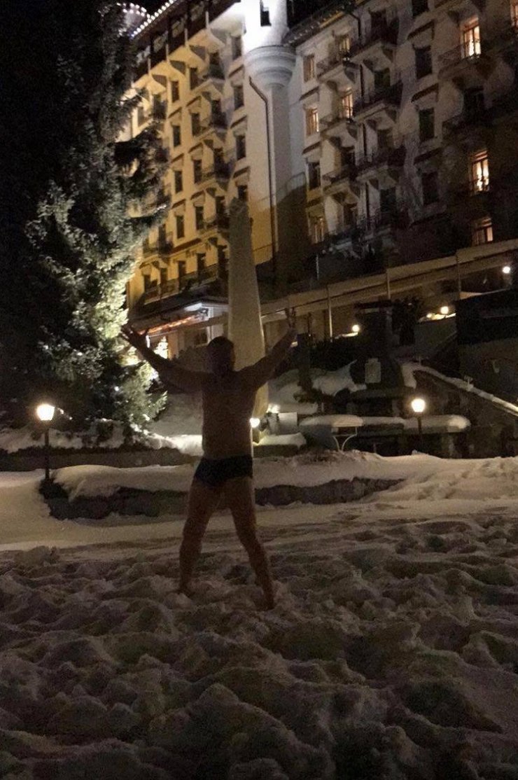 Έλληνας ηθοποιός βγήκε με τα εσώρουχα στα χιόνια!