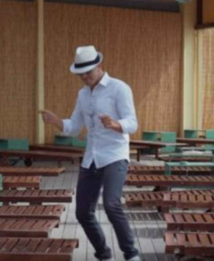 Άγρια νύχτα Κύπριου τραγουδιστή στη Λευκωσία: Έβριζε θαμώνες από το μικρόφωνο και τον έδειραν