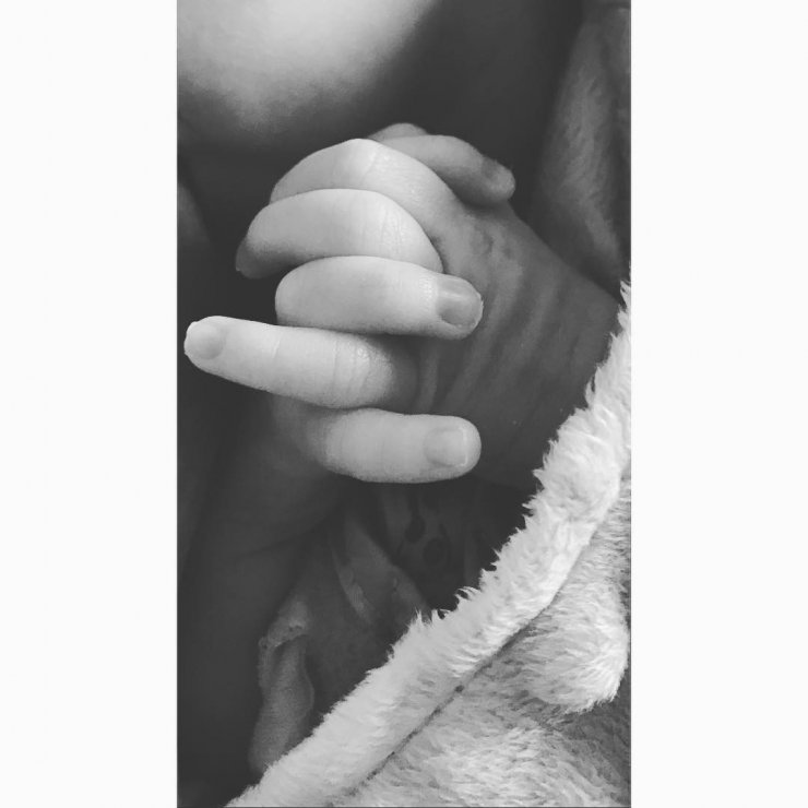 Γνωστό ζευγάρι ένα μήνα μετά τη γέννηση του γιου του, δημοσίευσε την πρώτη του φωτογραφία