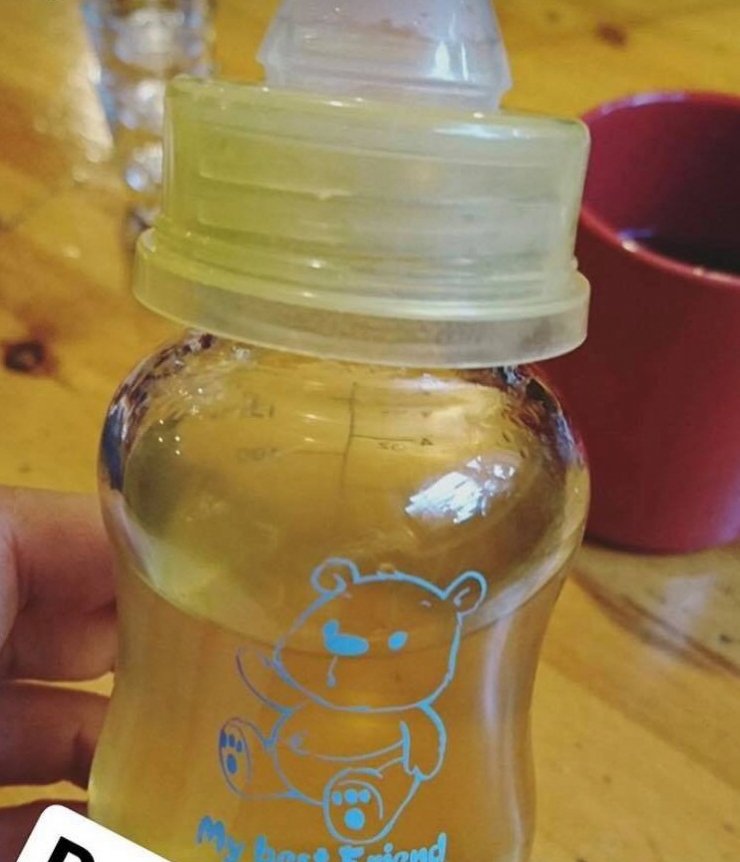 Απίστευτο! Ποιος πασίγνωστος Έλληνας τραγουδιστής πίνει αλκοόλ από μπιμπερό για να μην τον καταλάβουν;