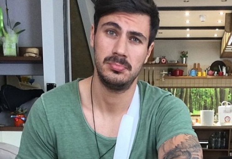 Άκης Πετρετζίκης: Η πρώτη φωτογραφία μετά το ατύχημα!(φωτό)