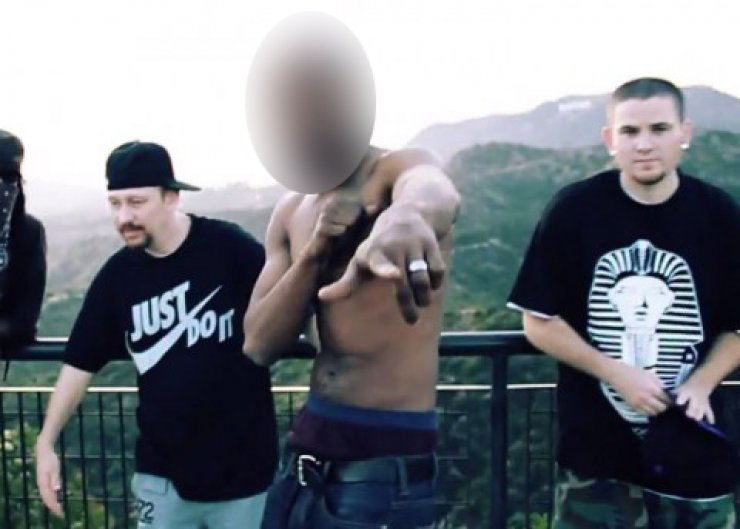 Σοκ! Διάσημος ράπερ έκοψε το πέος του και πήδηξε από το μπαλκόνι!