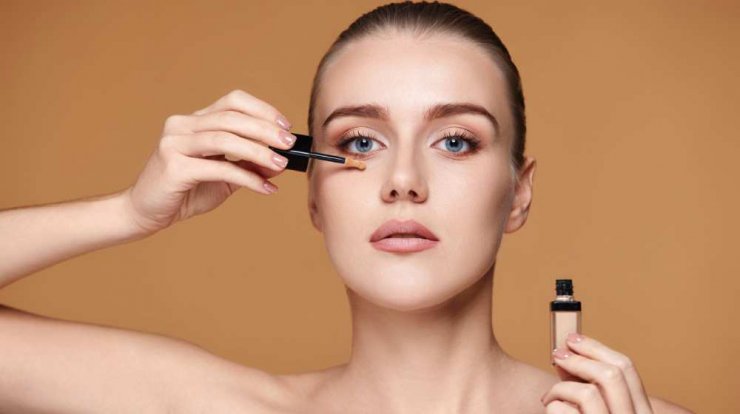 Το έξυπνο make up hack για να "σβήσεις" τους μαύρους κύκλους 