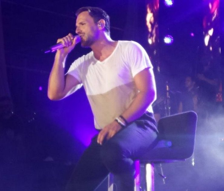 Νίκος Βέρτης: Η στιγμή που τραγουδά στον Πρωταρά "Θέλω να με νιώσεις" και 4000 κόσμου παραληρούν