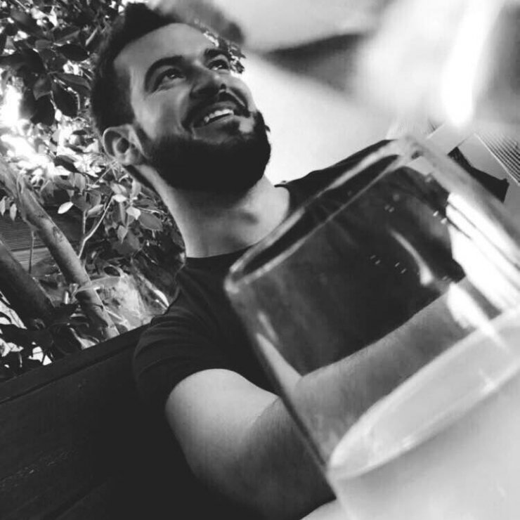 Αυτός ο γοητευτικός άντρας είναι ο νέος σύντροφός πασίγνωστης ηθοποιού