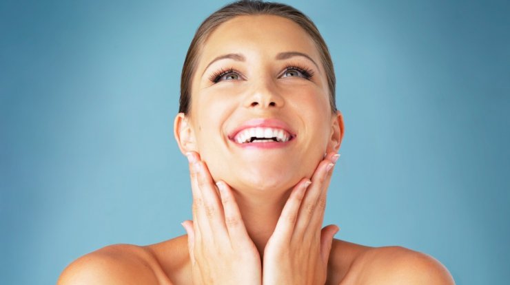 Λαιμός & ντεκολτέ: Οι SOS κινήσεις για την καθημερινή φροντίδα