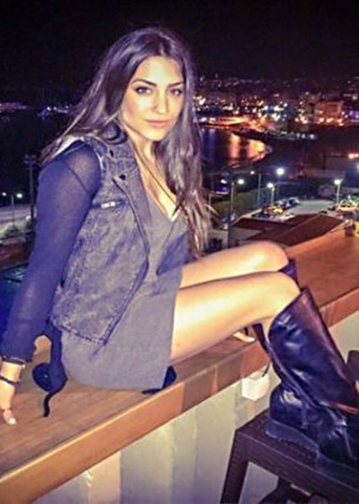 Δεν θα πιστεύετε ποιος είναι ο πατέρας αυτής της κούκλας που φημολογείται ότι είναι η νέα κοπέλα του Βρεττού