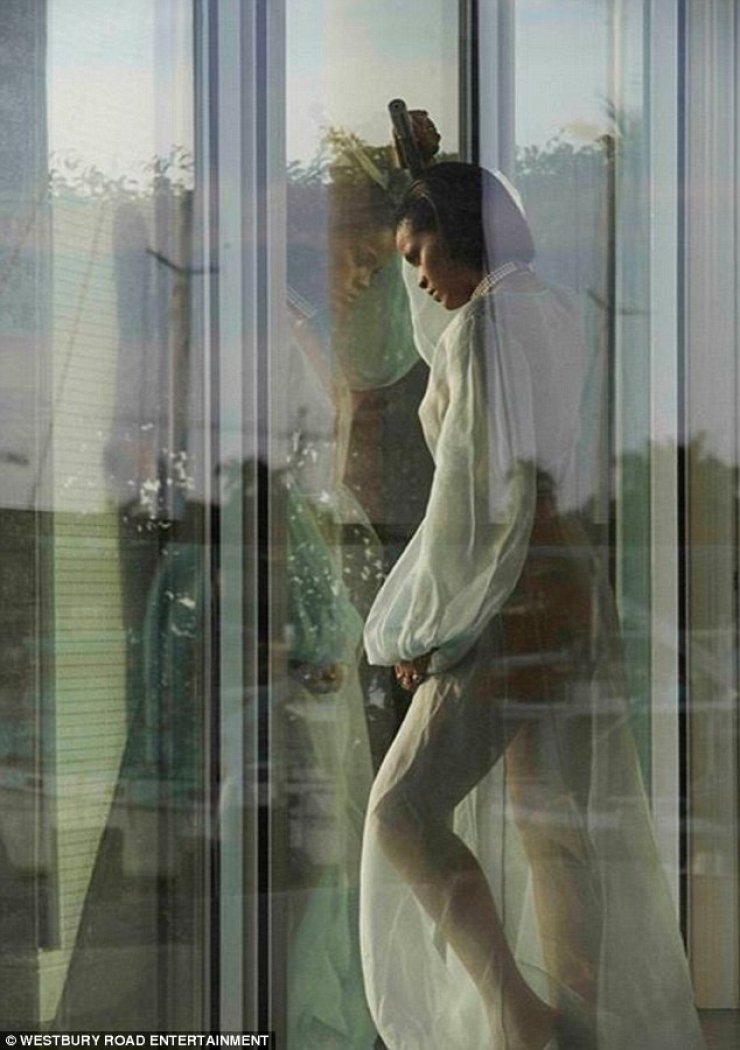 Σχεδόν γυμνή η Rihanna στο καινούργιο της βιντεοκλίπ