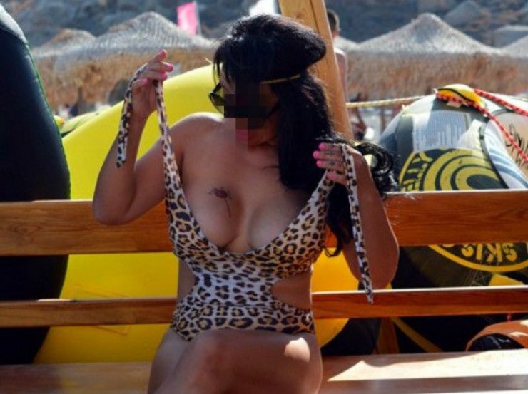 Άφωνοι όλοι στην παραλία: Ελληνίδα άλλαξε μαγιό μπροστά στους λουόμενους 