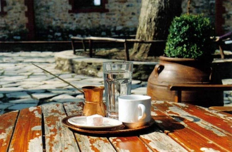 Μεζές και ελληνικός καφές δίνουν μακροζωΐα στους Ικαριώτες