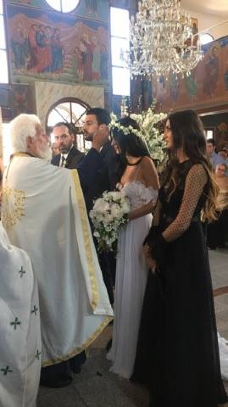 Γιώργος Μερκής - Άντρεα Κυριάκου: Δείτε βίντεο με την είσοδο τους στην εκκλησία!