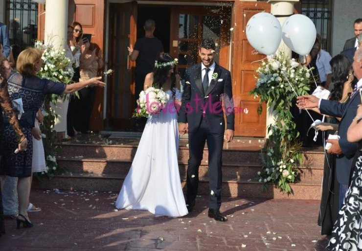 Ανεγκέφαλοι: Έριξαν αβγά κατά την έξοδο του Γιώργου Μερκή και της Άντρεας Κυριακού από την εκκλησία