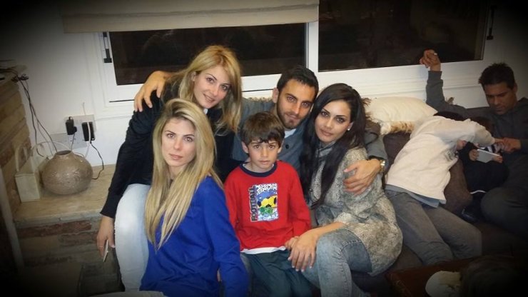  Η φωτογραφία του Κούλλη Παύλου με την αδερφή του Μαρία Έλενα Κυριάκου μετά την ανακοίνωση ότι πέρασε στα live του “The Voice”