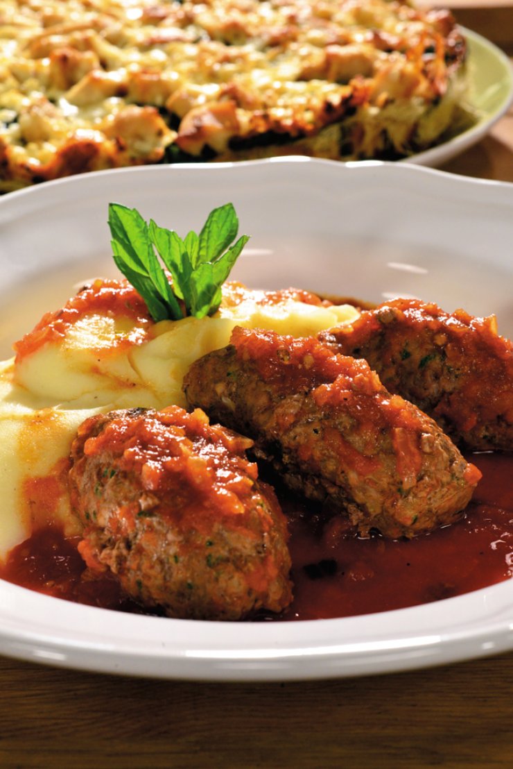 Σουτζουκάκια με σάλτσα τομάτας και πουρέ