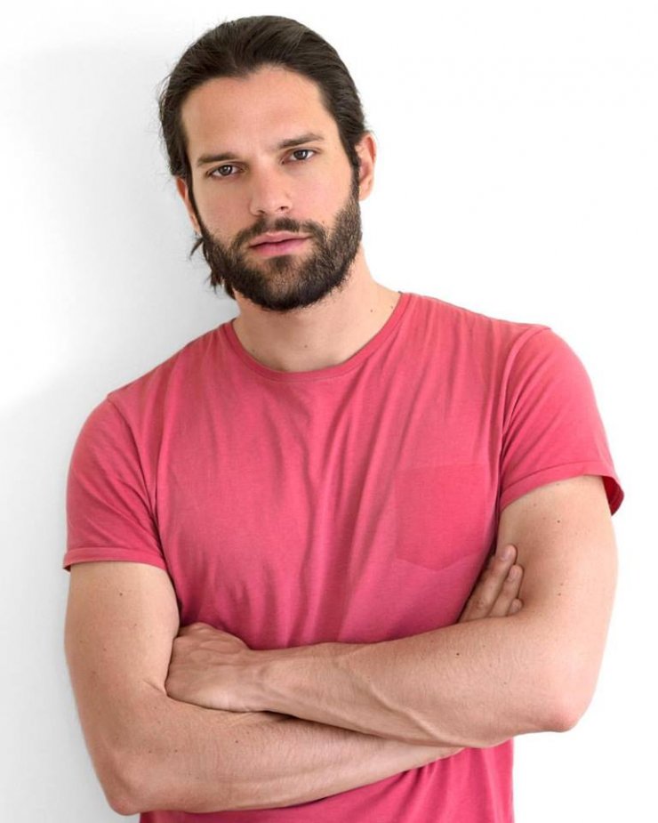 Πραγματικά αγώνριστος: Ο Νικόλας Μπράβος κουρεύτηκε και τρομάξαμε να τον αναγνωρίσουμε