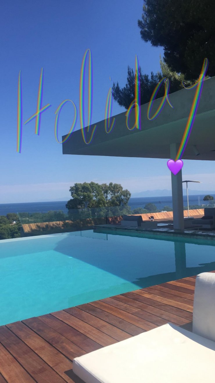 Επώνυμη Κύπρια βρίσκεται στη Σκιάθο και απολαμβάνει τα πιτάκια του Ντάνου!