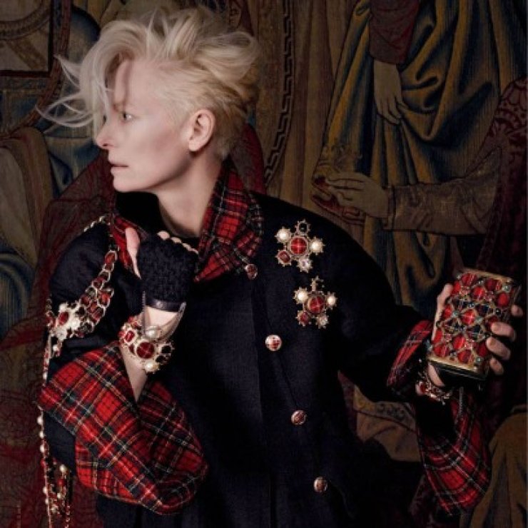 H Tilda Swinton ποζάρει για τη νέα καμπάνια Chanel