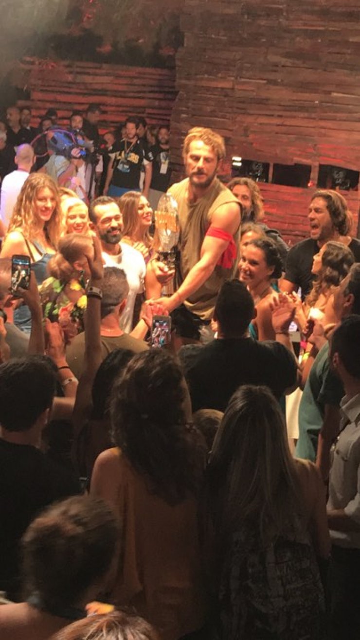 Σε ποιους παίκτες του "Survivor" έδωσε το βραβείο ο Ντάνος αμέσως μετά τη νική του και το σήκωσαν και αυτοί;