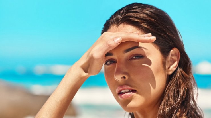 Η ειδικός εξηγεί πώς επηρεάζει το δέρμα σου η υπερβολική έκθεση στον ήλιο