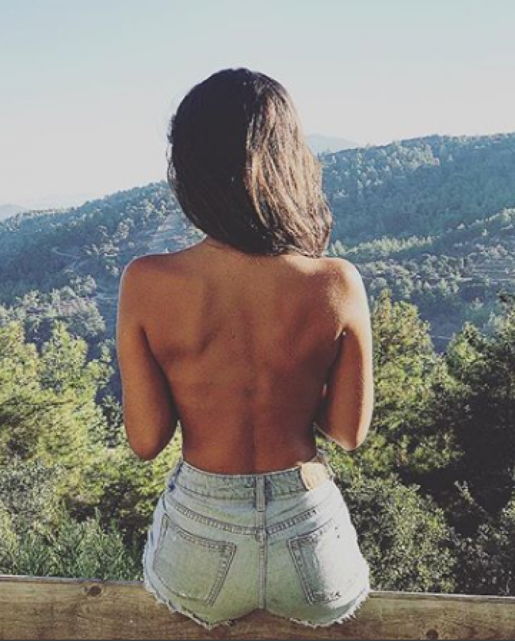 Επώνυμη Κύπρια ποζάρει topless!