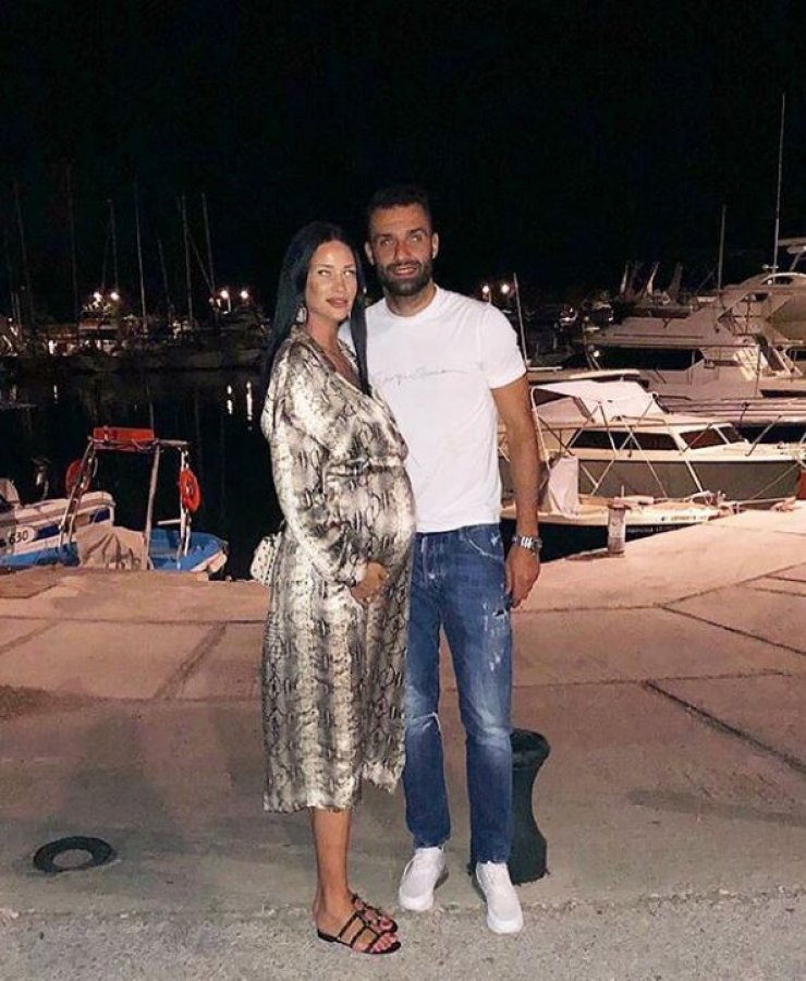 Ζευγάρι της ελληνικής showbiz παντρεύτηκε με τη νύφη να επιλέγει γαλάζιο φόρεμα!