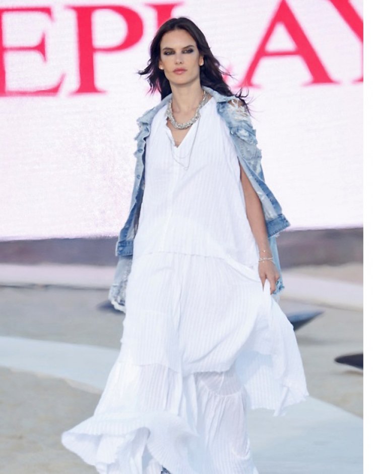 Γιατι βρέθηκε στη Μύκονο η  Alessandra Ambrosio;