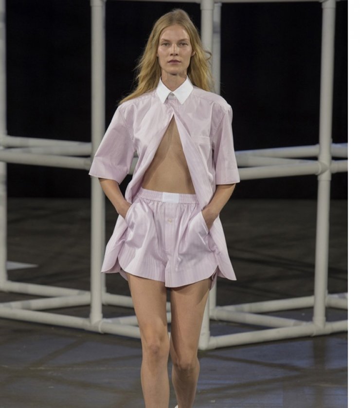 Το ρούχο που «αδυνατίζει» τα πόδια σου