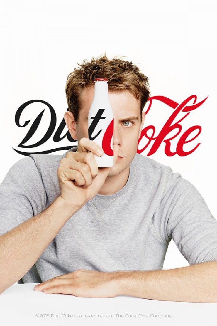 Ποιος σχεδιαστής ντύνει το μπουκάλι της diet coke 