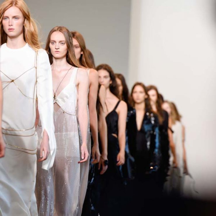 Calvin Klein S/S16: Η Kendall, η Zoe και η αιθέρια συλλογή 