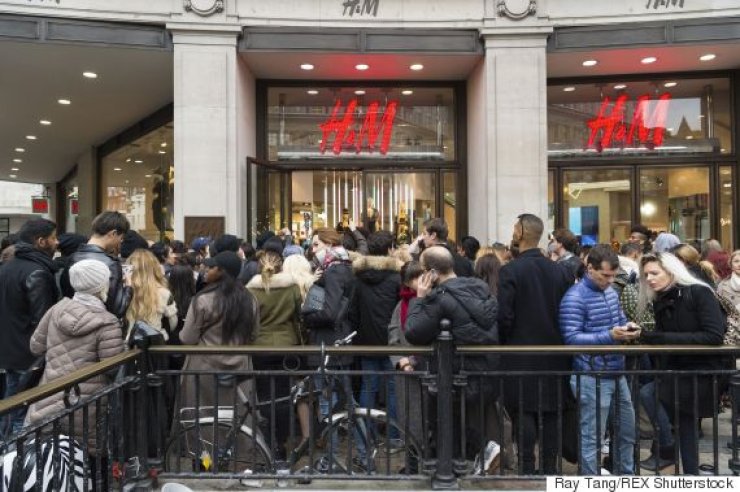  Τρέχουν να αρπάξουν ένα σύνολο Balmain x H&M