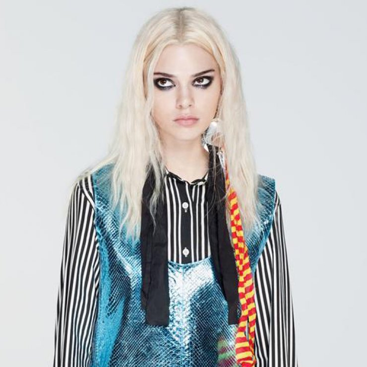 Kendall Jenner: Με πλατινέ μαλλιά και τα ωραιότερα εορταστικά looks [εικόνες]