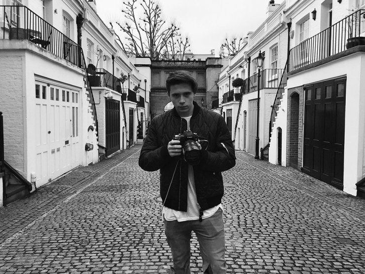 Ο Brooklyn Beckham φωτογραφίζει για τον Burberry