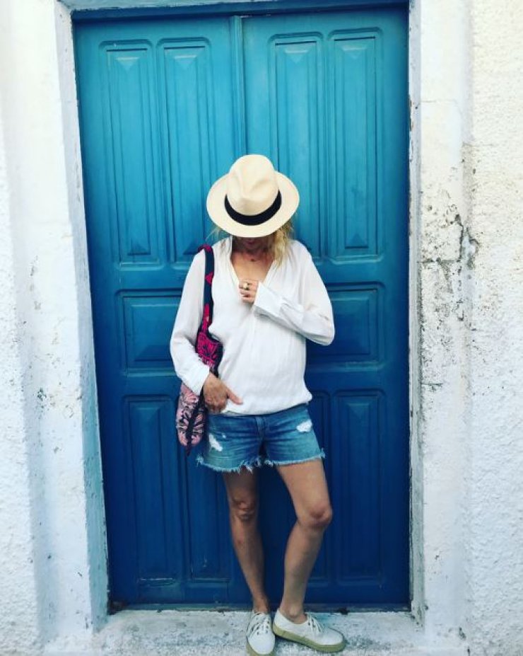 Δε φαντάζεστε ποια πασίγνωστη ηθοποιός κάνει διακοπές στην Σαντορίνη!