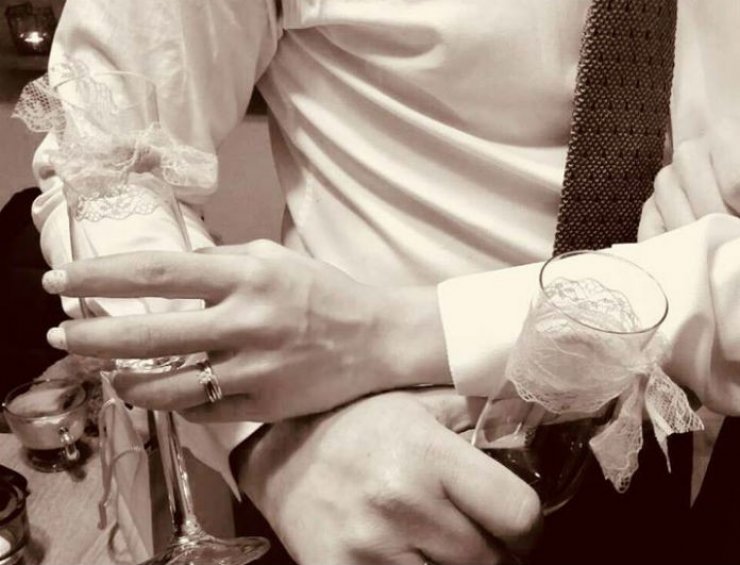 Έλληνας τραγουδιστής ανεβαίνει τα σκαλιά της εκκλησίας και το ανακοίνωσε μέσω facebook