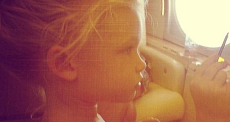 Η μικρούλα βάφει με προσοχή τα χείλια της διάσημης μαμάς της