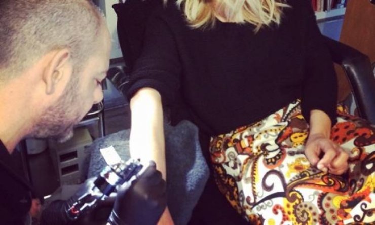 Ποια Ελληνίδα παρουσιάστρια "χτύπησε" νέο τατουάζ;