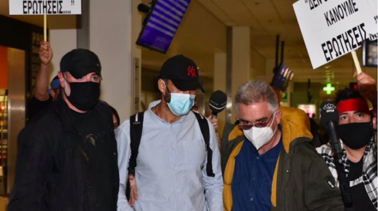 Aλέξης Παππάς: Επέστρεψε στην Ελλάδα και είχαμε παρατράγουδα με πλακάτ και χαμό στο αεροδρόμιο