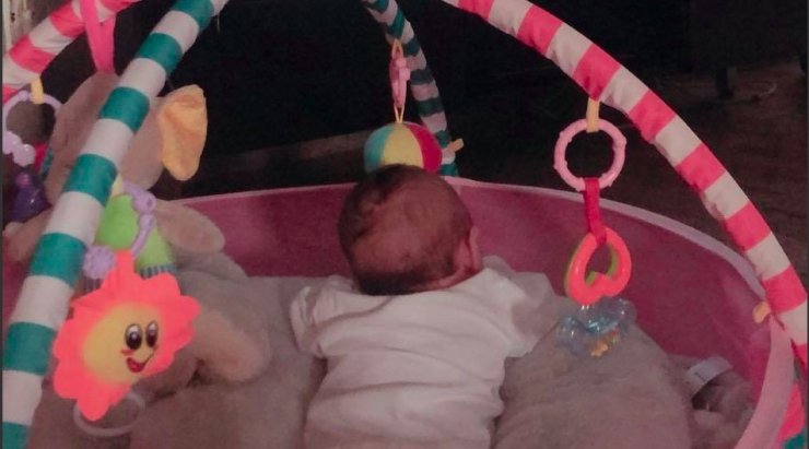 H Kύπρια δημοσιογράφος μας έδειξε πρώτη φορά την κορούλα της να παρακολουθεί απογευματινή εκπομπή