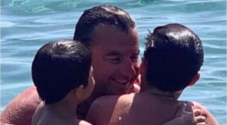 Γιώργος Λιάγκας: Τα πριβέ γενέθλια του στον Πόρο όπου έσβησε την τούρτα αγκαλιά με τους γιους του