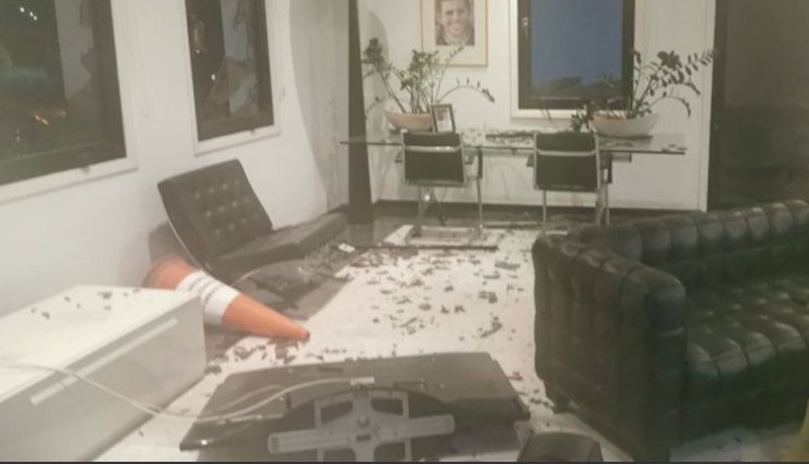 Άνανδρη επίθεση στο κανάλι ΣΙΓΜΑ: Διαδηλωτές εισέβαλαν και τα έσπασαν όλα [εικόνες]