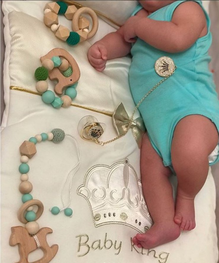 Επώνυμη Ελληνίδα μας έδειξε τον νεογέννητο γιο της!