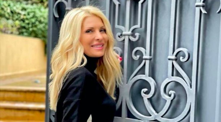 Ελένη Μενεγάκη: Σουβλίζει οβελία στον κήπο της και ετοιμάζει υπέροχο Πασχαλινό τραπέζι [εικόνα]